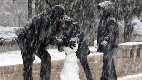 Una familia disfruta de la nieve en Mallorca Una familia disfruta de la nieve en Mallorca