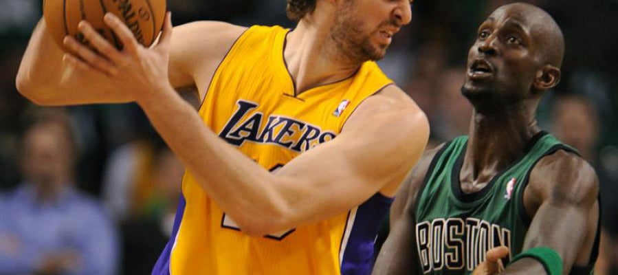 Pau Gasol protege un balón ante Kevin Garnett Pau Gasol protege un balón ante Kevin Garnett