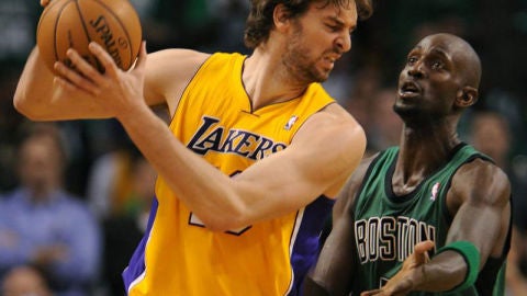 Pau Gasol protege un bal&oacute;n ante Kevin Garnett