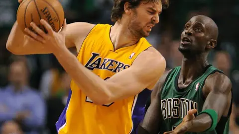 Pau Gasol protege un balón ante Kevin Garnett Pau Gasol protege un balón ante Kevin Garnett