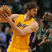 Pau Gasol protege un balón ante Kevin Garnett