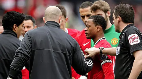 Luis Suárez se niega dar la mano a Patrice Evra Luis Suárez se niega dar la mano a Patrice Evra