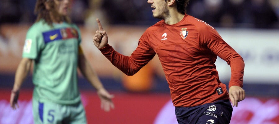 Lekic celebra uno de sus goles ante Puyol Lekic celebra uno de sus goles ante Puyol
