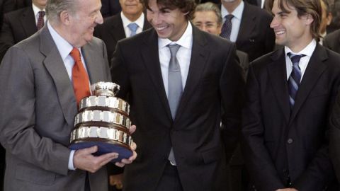 Su majestad el rey Juan Carlos posa con la 'Ensaladera'