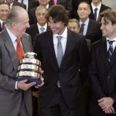 Su majestad el rey Juan Carlos posa con la 'Ensaladera'