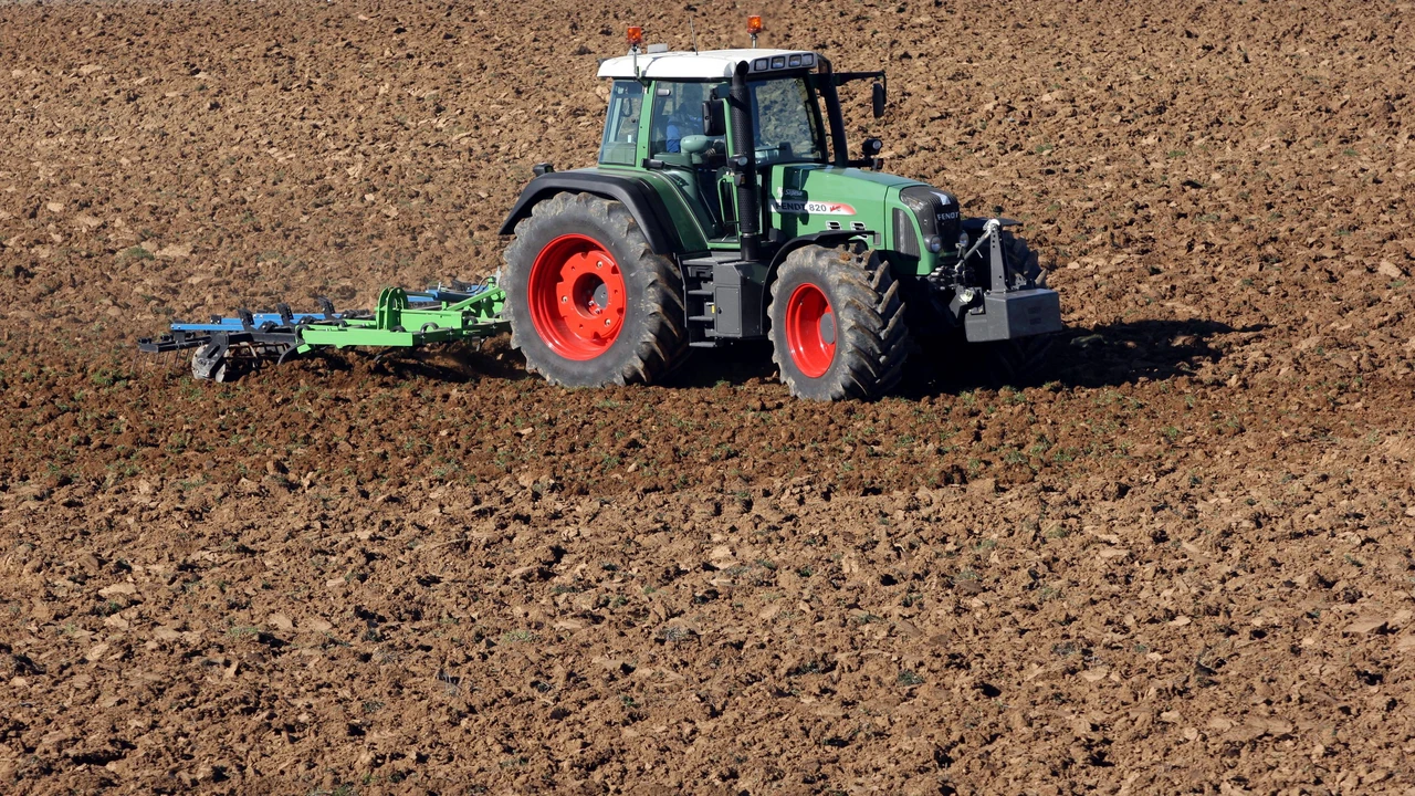 Tractor arando