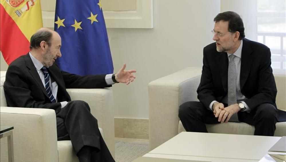 Rajoy y Rubalcaba fijan el plazo para renovar el TC y RTVE en junio