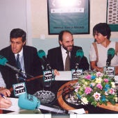 De izquierda a derecha, Luis del Olmo junto a Ernesto Saenz y Concha García Campoy en Onda Cero