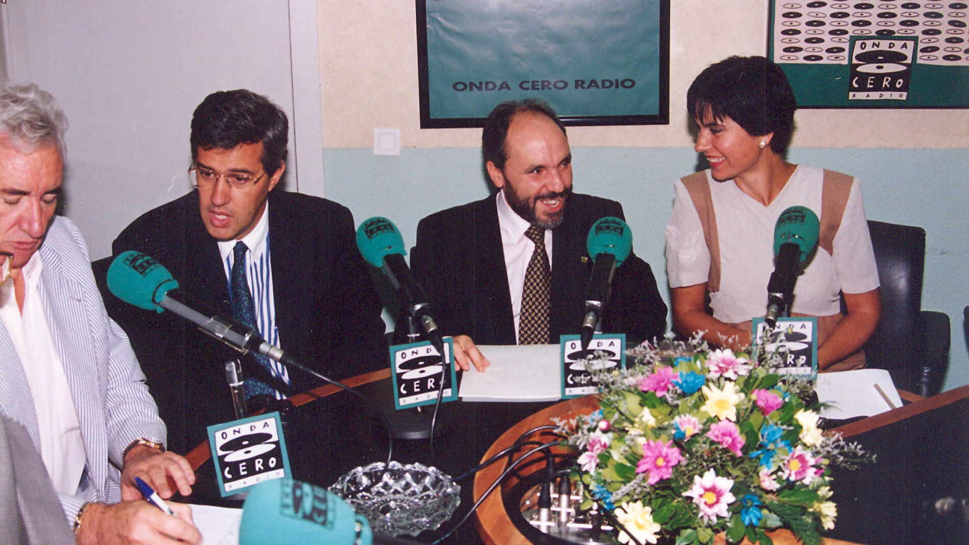 De izquierda a derecha, Luis del Olmo junto a Ernesto Saenz y Concha García Campoy en Onda Cero