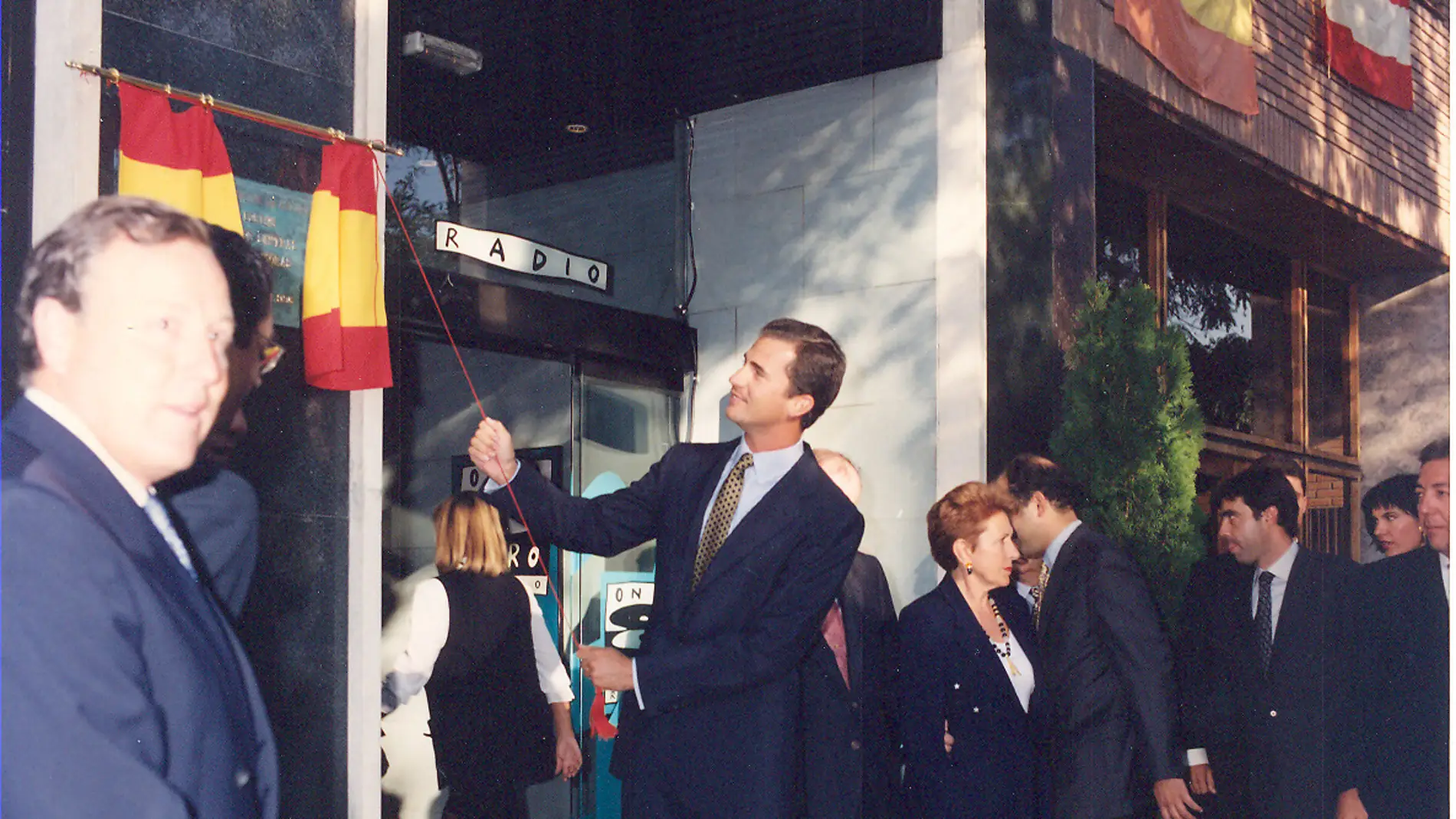 SAR El príncipe Felipe descubre una placa durante la inauguración oficial de la nueva sede 