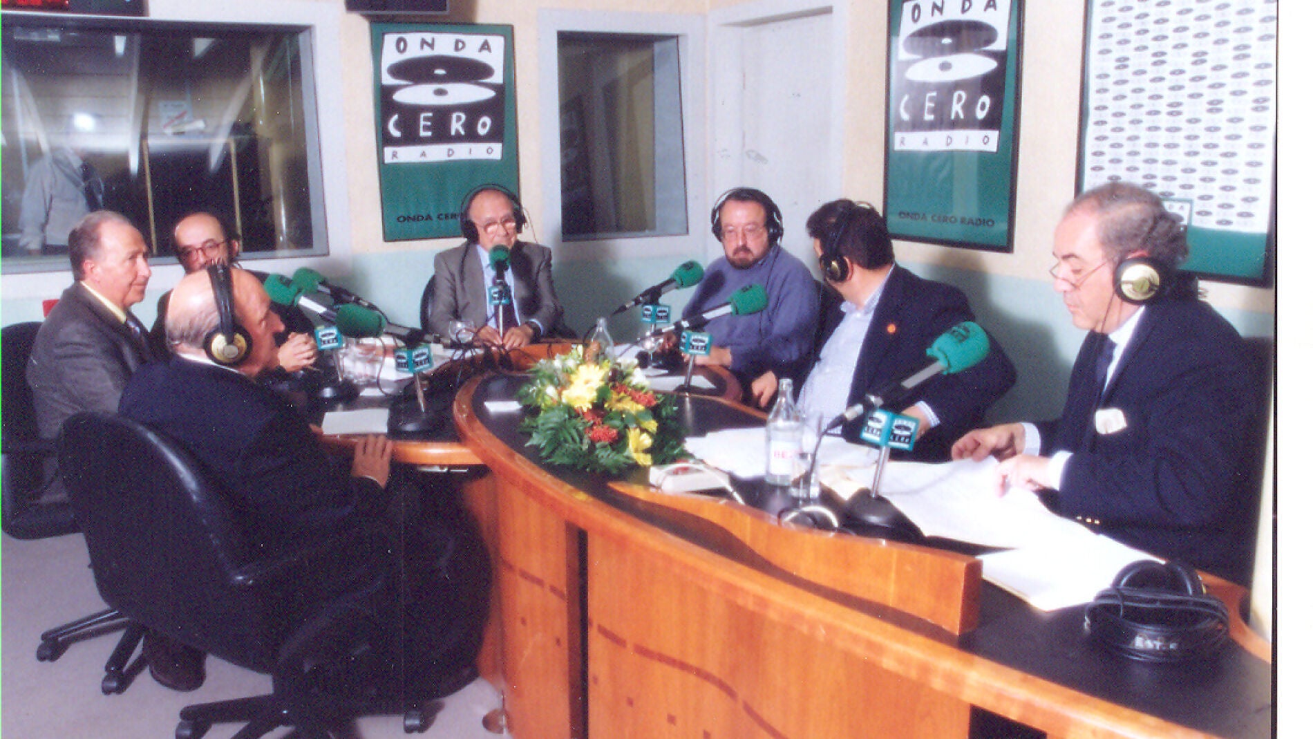 Programa especial 75º Aniversario de la Radio con Manuel Lorenzo, Manuel Torreiglesias, Lorenzo Díaz, Santiago Carrillo, José Ramón Pardo, Rafael Revert y Miguel Ángel García Juez. 