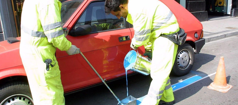 Operarios pintan hoy líneas azules de la O.R.A. en diferentes calles de Valladolid Operarios pintan hoy líneas azules de la O.R.A. en diferentes calles de Valladolid
