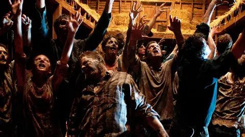 Un grupo de zombis en acción Un grupo de zombis en acción