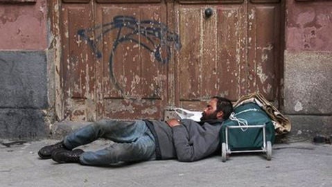 Imagen de archivo de un indigente que duerme en la calle.