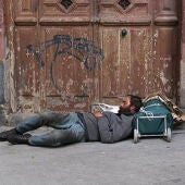 Imagen de archivo de un indigente que duerme en la calle.