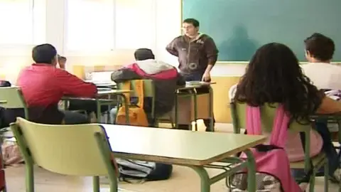 La resolución defiende que se dé clases en castellano a los niños de los padres que lo pidan. La resolución defiende que se dé clases en castellano a los niños de los padres que lo pidan.