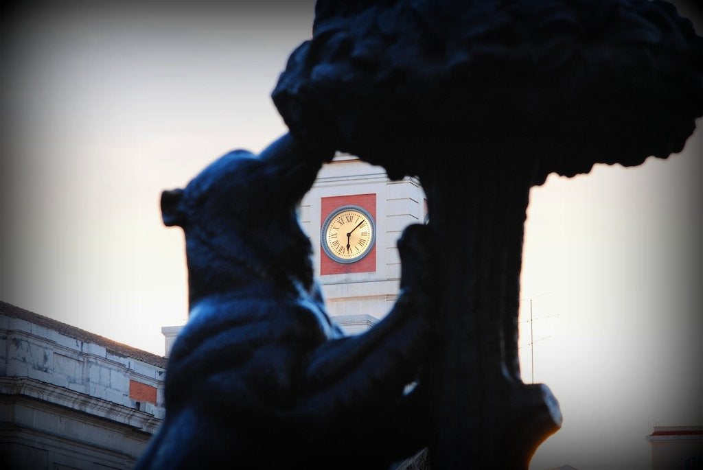 Carmena pondrá bancos en Sol y moverá las estatuas y kioskos para ganar espacio Carmena pondrá bancos en Sol y moverá las estatuas y kioskos para ganar espacio