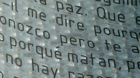 Mensajes de recuerdo en el monumento a las v&iacute;ctimas de la estaci&oacute;n de Atocha.. Foto: Marino Holgado