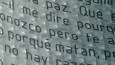 Mensajes de recuerdo en el monumento a las víctimas de la estación de Atocha.. Foto: Marino Holgado Mensajes de recuerdo en el monumento a las víctimas de la estación de Atocha.. Foto: Marino Holgado
