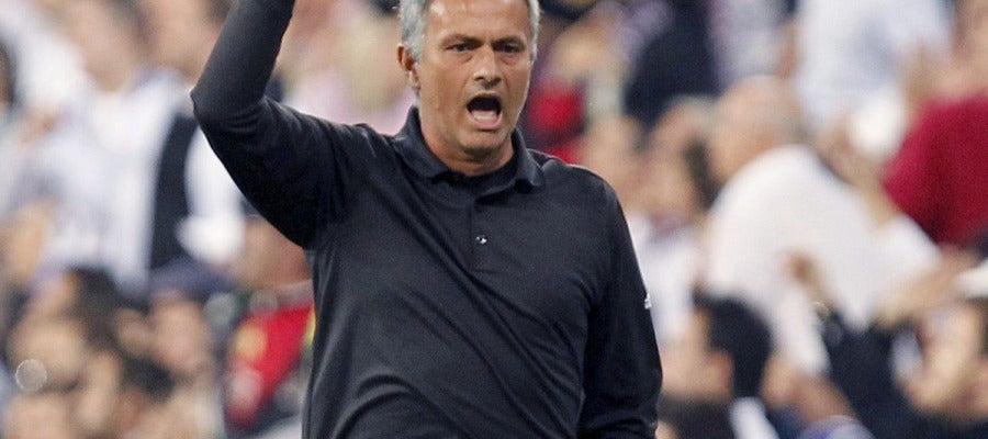 Mourinho protesta una acción en la banda del Bernabéu Mourinho protesta una acción en la banda del Bernabéu