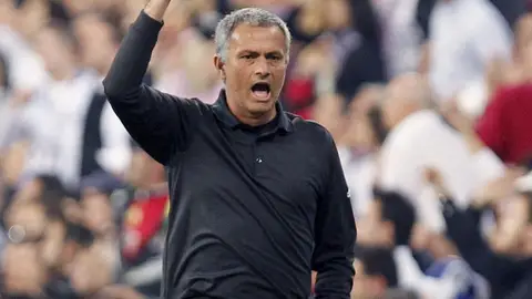Mourinho protesta una acción en la banda del Bernabéu Mourinho protesta una acción en la banda del Bernabéu