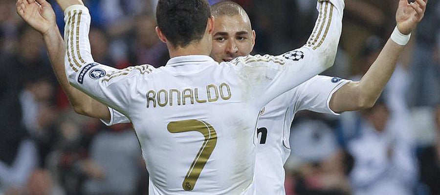 Ronaldo y Benzema se abrazan tras el cuarto gol del Real Madrid al CSKA Ronaldo y Benzema se abrazan tras el cuarto gol del Real Madrid al CSKA