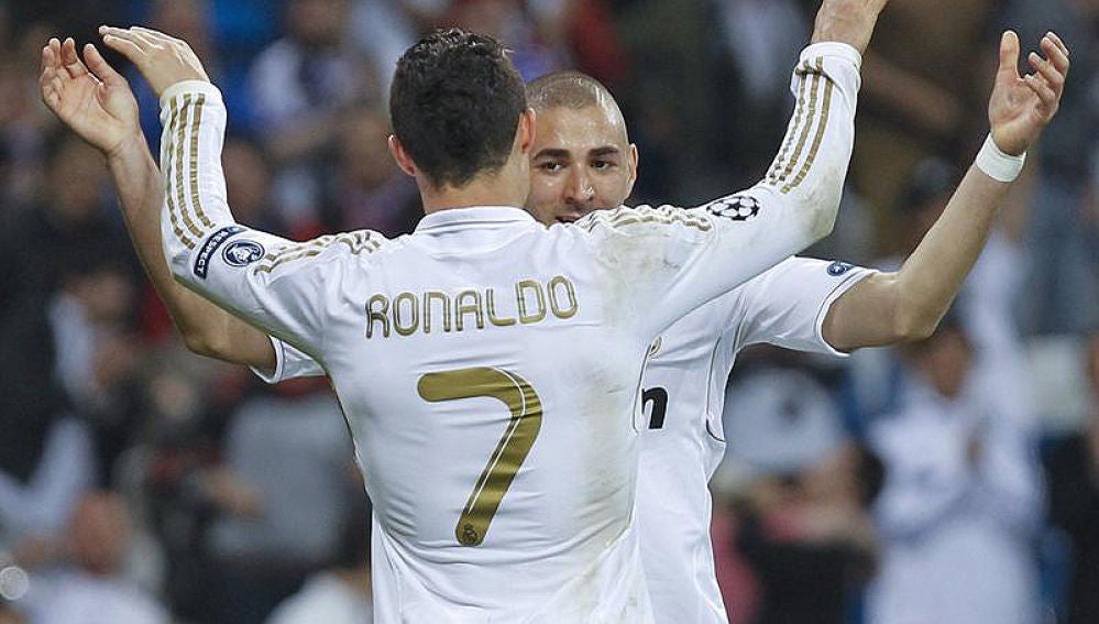 Ronaldo y Benzema se abrazan tras el cuarto gol del Real Madrid