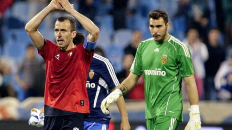 El mediocentro de Osasuna Patxi Pu&ntilde;al saluda a su afici&oacute;n