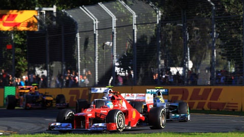 Fernando Alonso perseguido por Rosberg