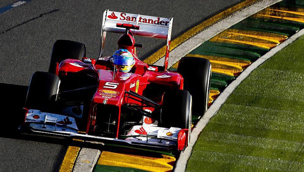 Alonso toma una curva en el circuito de Albert Park