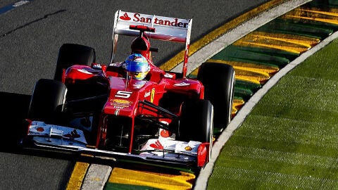 Alonso toma una curva en el circuito de Albert Park