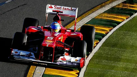 Alonso toma una curva en el circuito de Albert Park Alonso toma una curva en el circuito de Albert Park