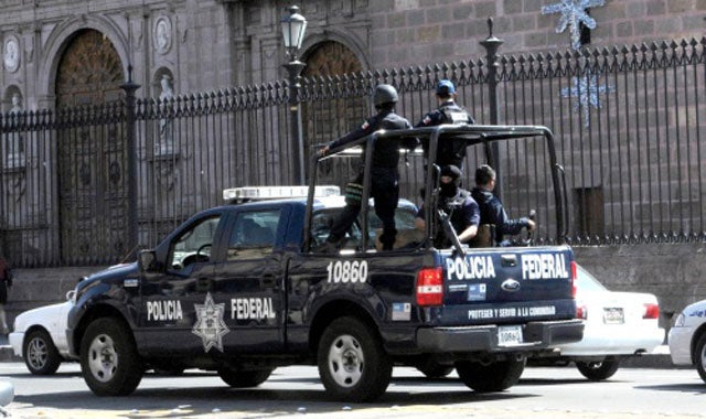 La Policía halla dos cabezas humanas con una nota de amenaza frente a una cadena de televisión en México La Policía halla dos cabezas humanas con una nota de amenaza frente a una cadena de televisión en México