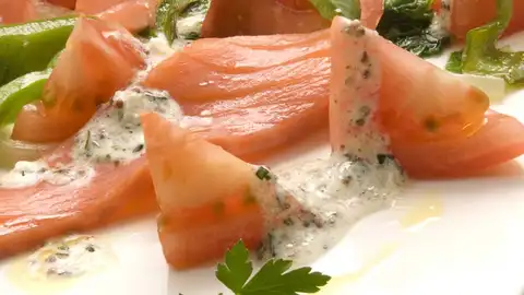 Ensalada de tomate, pimientos y salmón Ensalada de tomate, pimientos y salmón