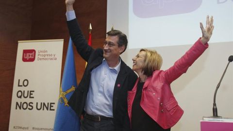 Igancio Prendes, candidato de UPyD con Rosa D&iacute;ez en un mitin en Avil&eacute;s