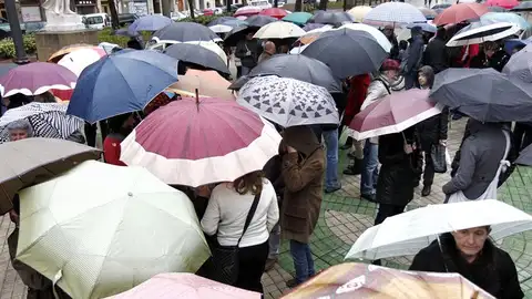 Los paraguas llenan las calles Los paraguas llenan las calles