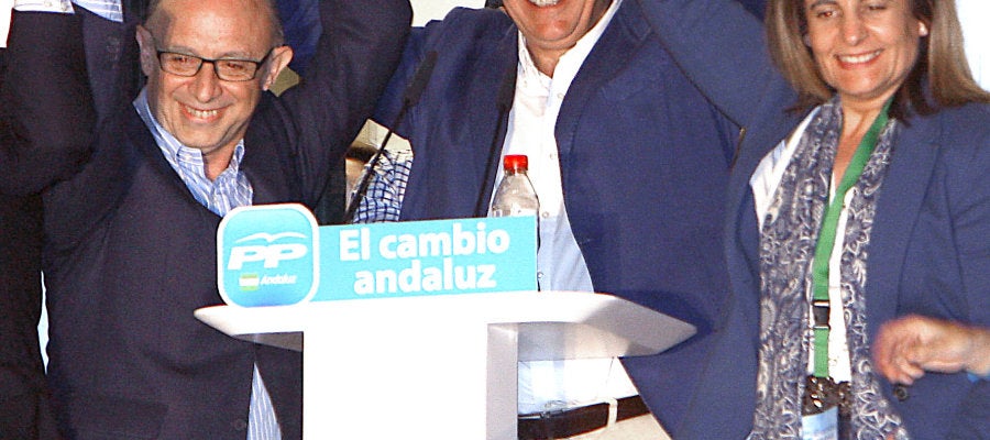 Javier Arenas saluda acompañado de Cristóbal Montoro y Fátima Báñez Javier Arenas saluda acompañado de Cristóbal Montoro y Fátima Báñez