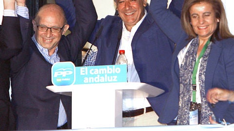 Javier Arenas saluda acompa&ntilde;ado de Crist&oacute;bal Montoro y F&aacute;tima B&aacute;&ntilde;ez