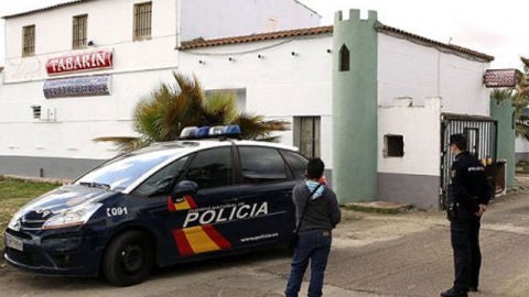 La Polic&iacute;a Nacional vigila el acceso a de entrada del club de alterne "Tabar&iacute;n", ubicado en Don Benito.
