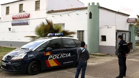 La Policía Nacional vigila el acceso a de entrada del club de alterne "Tabarín", ubicado en Don Benito. La Policía Nacional vigila el acceso a de entrada del club de alterne "Tabarín", ubicado en Don Benito.