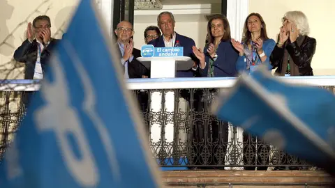 Javier Arenas saluda a los simpatizantes Javier Arenas saluda a los simpatizantes