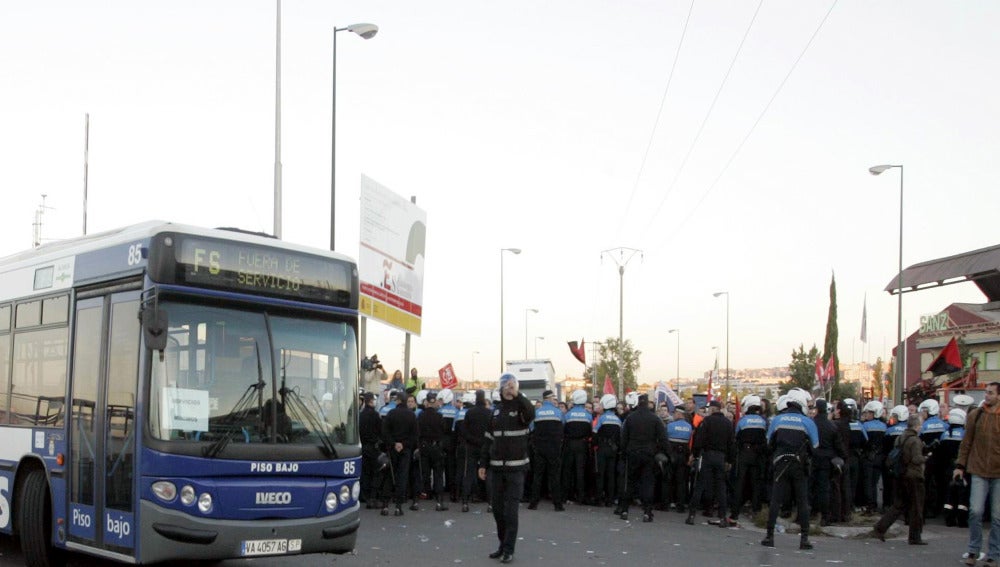 La Policía retira a los miembros de un piquete que impide la salida de autobuses en las puertas de Auvasa
