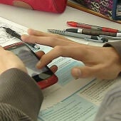 Un juez da la razón a un colegio que accedió al móvil de un menor sin su autorización