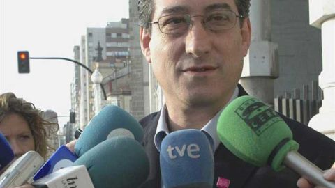 Ignacio Prendes, UPyD, atiende a los periodistas tras votar el pasado domingo en Gij&oacute;n