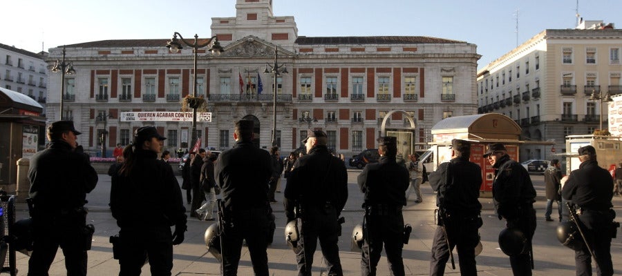 Efectivos policiales vigilan la madrileña puerta del sol Efectivos policiales vigilan la madrileña puerta del sol