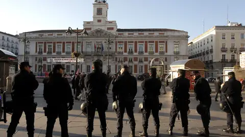 La policia vigila la puerta del sol La policia vigila la puerta del sol