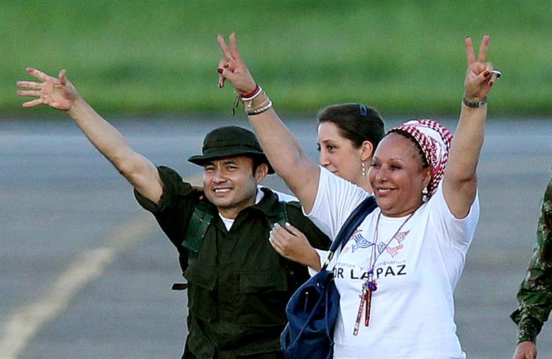 Madre de un preso liberado de las FARC: “Lo primero que hizo mi hijo es darme un abrazo” Madre de un preso liberado de las FARC: “Lo primero que hizo mi hijo es darme un abrazo”