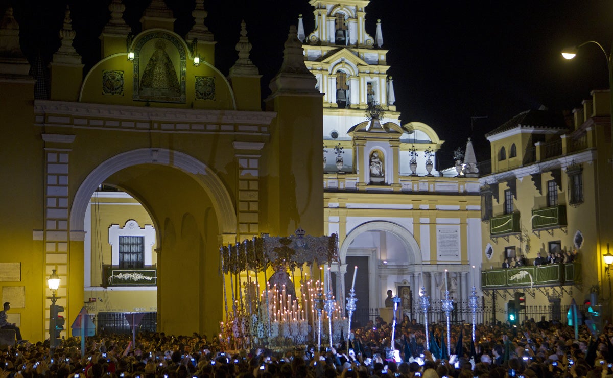Comenzamos la tertulia escuchando la marcha Esperanza Macarena Comenzamos la tertulia escuchando la marcha Esperanza Macarena