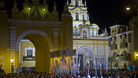 La Macarena, escoltada por sus fieles en la 'madrugá' La Macarena, escoltada por sus fieles en la 'madrugá'
