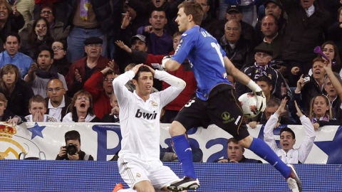 Cristiano reclama un penalti en el &aacute;rea del Valencia